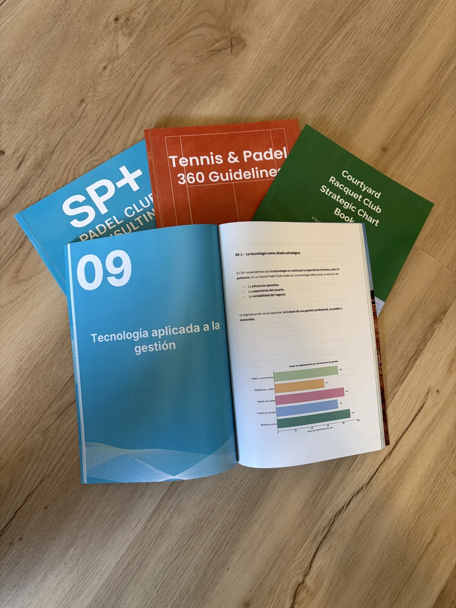 Publicaciones de los profesionales del equipo sobre estrategia y gestión de tenis y pádel